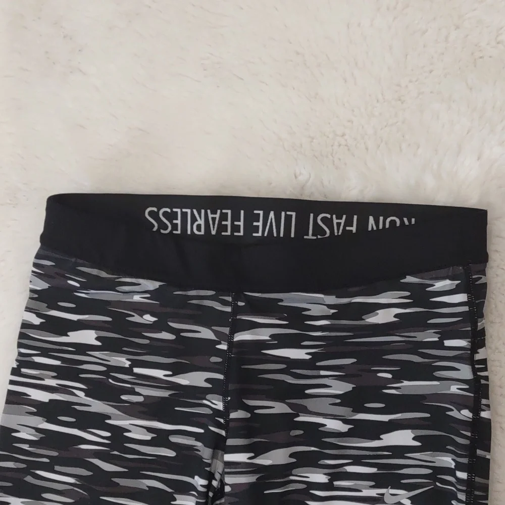 NIKE DRI-FIT RUNNING PANTS. - Picture 5 of 12